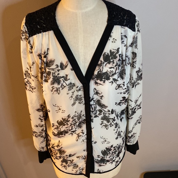 Bar III Size M Blouse in White and Black Floral Print Lace Backless Hi-Lo Blouse - Picture 6 of 9